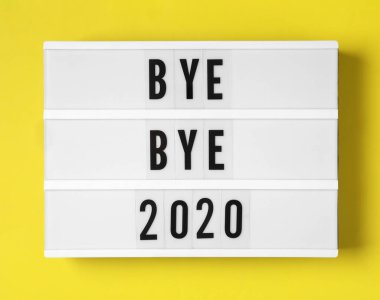 Sarı arkaplanda, üst görünümde, hoşça kal 2020.