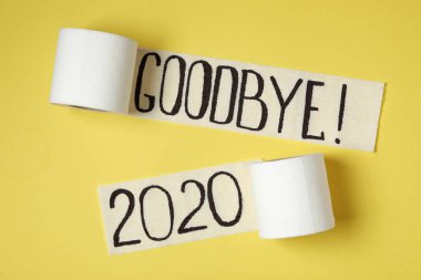 Tuvalet kağıdı ve metin. Elveda 2020, sarı zemin, düz zemin.