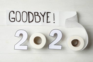 Metin Elveda 2020 ve beyaz ahşap zemin üzerine tuvalet kağıdı, düz yatıyordu
