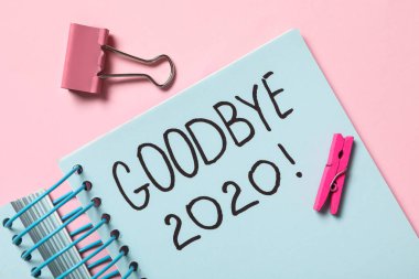 Metinli defter. Pembe arka planda 2020 'ye güle güle.