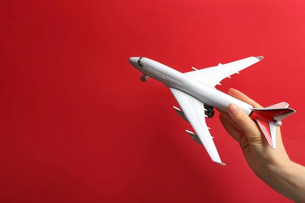 Mulher Segurando Avião Brinquedo Fundo Vermelho Close Espaço Para Texto — Fotografia de Stock