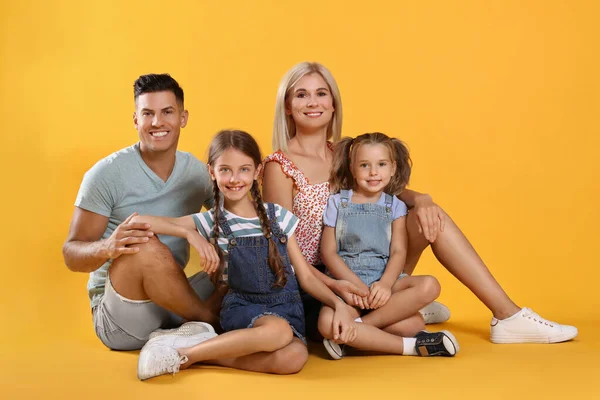 Retrato Familia Feliz Sobre Fondo Amarillo — Foto de Stock