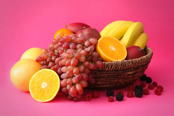 Sortimento Frutas Bagas Exóticas Frescas Fundo Rosa — Fotografia de Stock