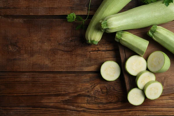 Corte Zucchinis Maduros Enteros Sobre Mesa Madera Puesta Plana Espacio —  Fotos de Stock