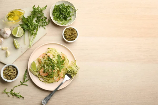 Lekkere Courgette Pasta Met Garnalen Arugula Geserveerd Houten Tafel Plat — Stockfoto