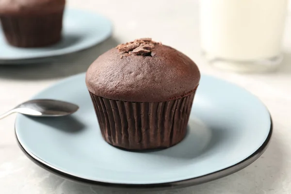 Délicieux Cupcake Chocolat Effrite Sur Table Grise Gros Plan — Photo