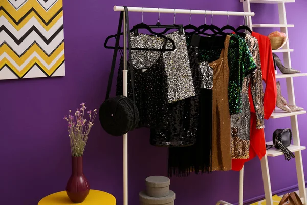 Support Avec Collection Beaux Vêtements Fête Dans Intérieur Chambre Élégante — Photo
