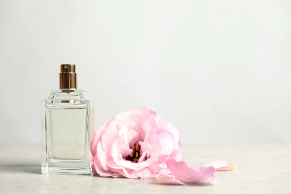 Garrafa Perfume Bela Flor Eustoma Mesa Luz Espaço Para Texto — Fotografia de Stock