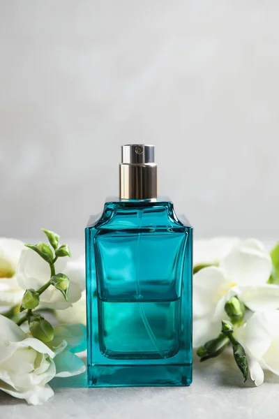 Butelka Perfum Piękne Kwiaty Jasnym Stole — Zdjęcie stockowe