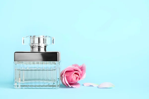 Bouteille Parfum Belle Rose Sur Fond Bleu Clair Espace Pour — Photo