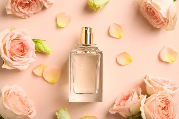 Botella Perfume Hermosas Flores Pétalos Sobre Fondo Beige Planas — Foto de Stock