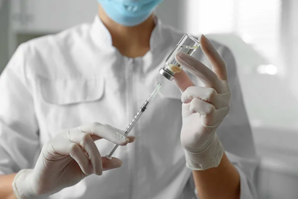 Läkaren Fyller Sprutan Med Medicin Kliniken Närbild Vaccination Och Immunisering — Stockfoto