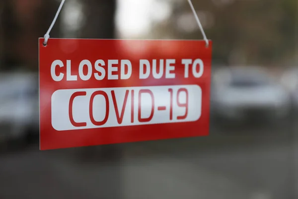 Signo Rojo Con Las Palabras Cerrado Debido Covid Colgando Puerta — Foto de Stock