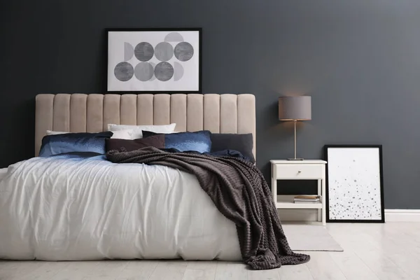 Comfortabel Bed Met Kussens Zachte Deken Kamer Stijlvol Interieur — Stockfoto