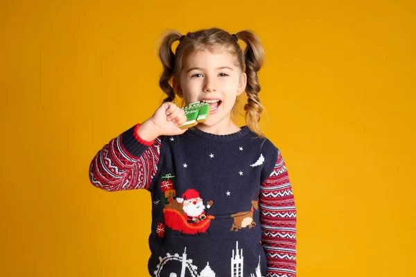 Carino Bambina Con Biscotti Pan Zenzero Natale Sfondo Giallo — Foto Stock