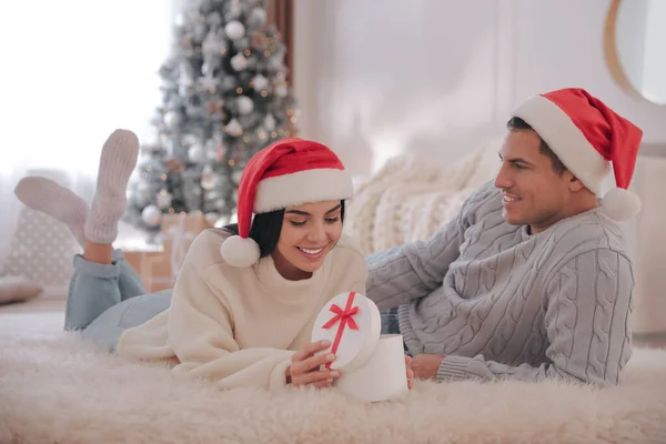 Couple Opening Gift Box Room Christmas Tree — Stock Photo, Image