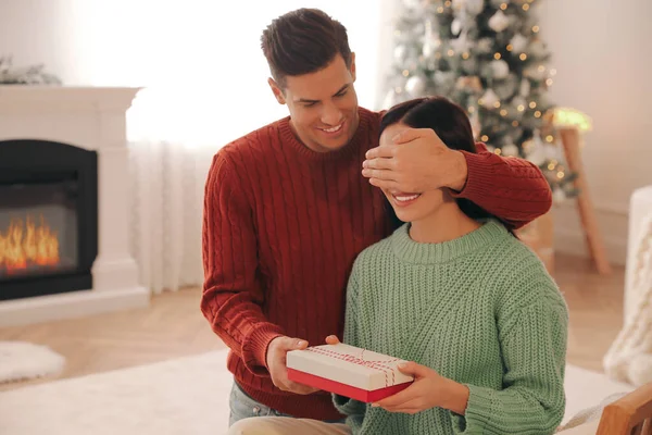 Přítel Dává Vánoční Dárek Krabice Jeho Přítelkyni Doma — Stock fotografie