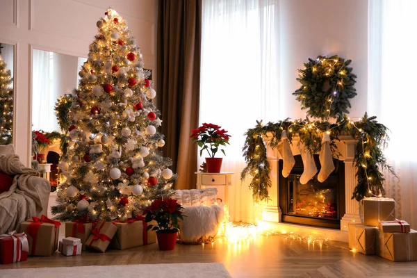 Stilvolles Interieur Mit Kamin Und Wunderschönem Weihnachtsbaum — Stockfoto