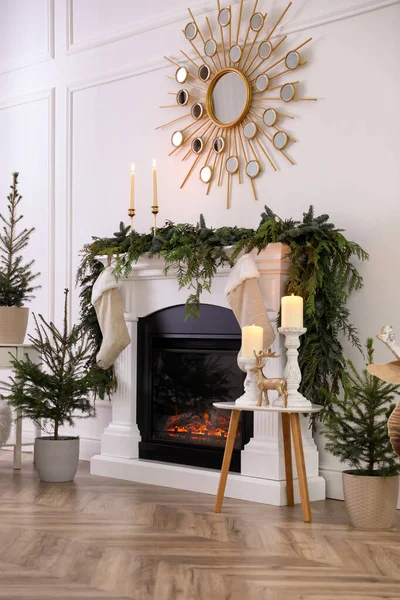 有壁炉和漂亮圣诞装饰的时髦房间内部 — 图库照片