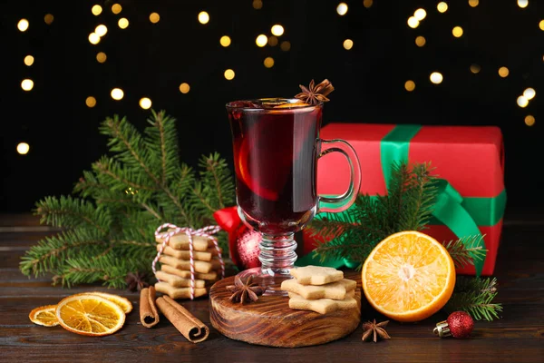 Χριστουγεννιάτικη Σύνθεση Αρωματικό Κρασί Ξύλινο Τραπέζι — Φωτογραφία Αρχείου