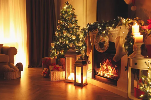 Mooie Kamer Interieur Met Open Haard Kerstdecor Avond — Stockfoto