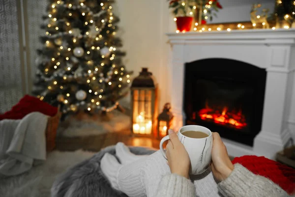 Женщина Горячим Напитком Отдыхает Камина Уютной Комнате Оформленной Рождество Крупным — стоковое фото