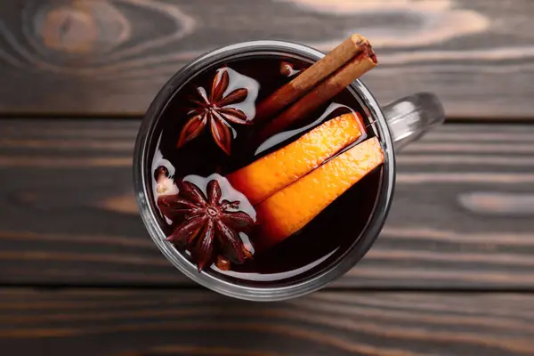 Tasse Mit Glühwein Auf Holztisch Draufsicht — Stockfoto