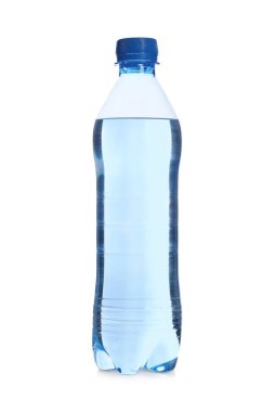 Saf suyla bembeyaz izole edilmiş plastik şişe.