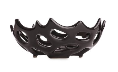 Beyaz üzerine izole edilmiş siyah seramik meyve kasesi.