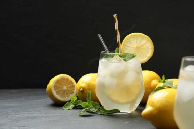 Nane aromalı doğal limonata, siyah arkaplana karşı, yazı için yer. Yaz ferahlatıcı içecek