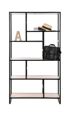 Beyaz üzerine izole edilmiş şapka, çanta ve kitaplarla şık raf ünitesi