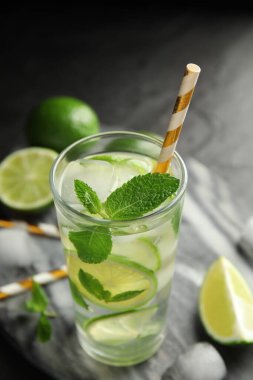Lezzetli mojito ve mermer tahtadaki malzemeler, yakın plan.