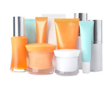 Beyaz arka planda lüks kozmetik ürünleri seti