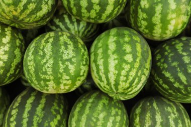 Arka plan olarak lezzetli olgun karpuzlar, üst manzara