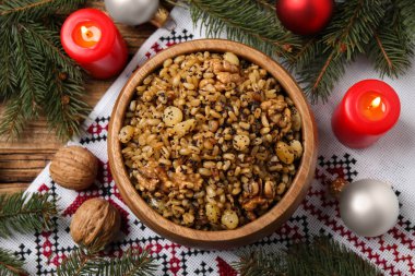 Geleneksel Noel Slav yemeği kutia ahşap masada servis edilir, düz yatar.