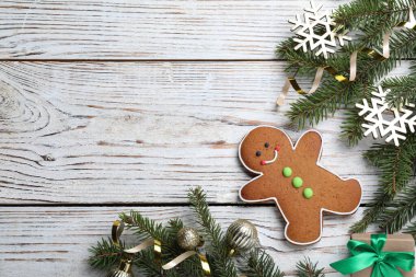 Beyaz ahşap masada zencefilli çörekçi ile düz kompozisyon, metin için boşluk