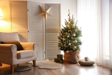 Zarif Noel dekoru olan şık bir oda.