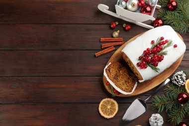Düz kompozisyon ve geleneksel Noel pastası ahşap masanın üzerinde. Metin için boşluk