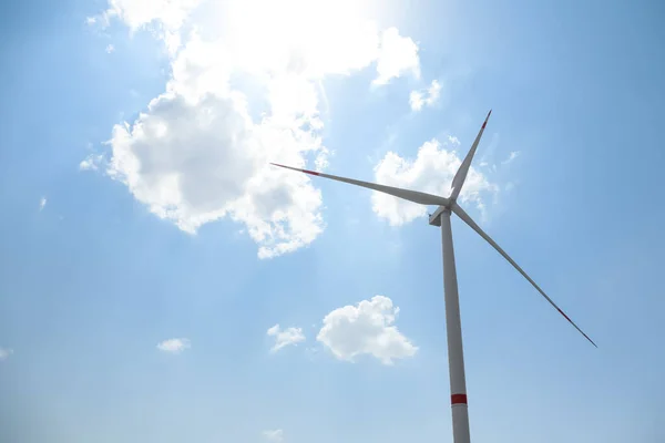 Moderne Windturbine Tegen Blauwe Lucht Laag Hoekzicht Energie Efficiëntie — Stockfoto