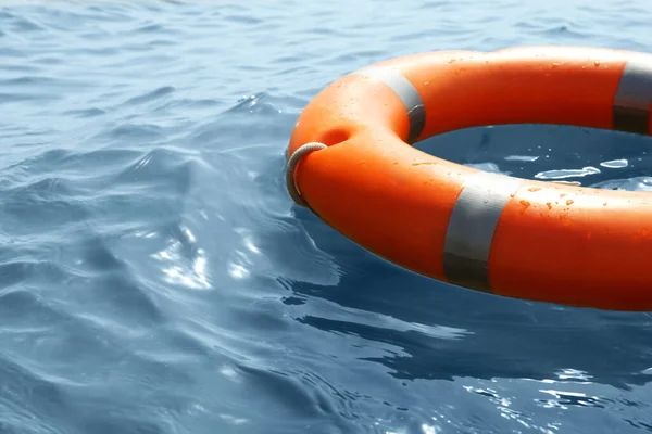 Bouée Sauvetage Orange Flottant Mer Gros Plan Équipement Secours Urgence — Photo