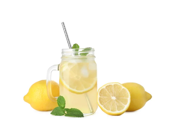 Nane Aromalı Doğal Limonata Beyaz Arka Planda Taze Meyve Yaz — Stok fotoğraf