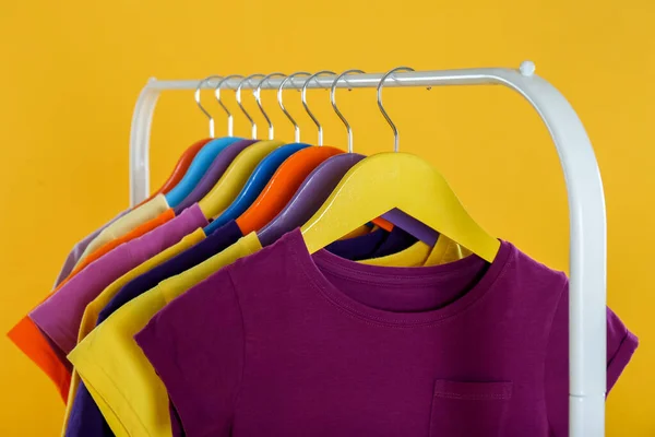 Sarı Arka Planda Şık Çocuk Kıyafetleri Yakın Plan — Stok fotoğraf