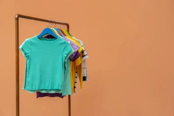 Rack Met Stijlvolle Kinderkleding Beige Achtergrond Ruimte Voor Tekst — Stockfoto