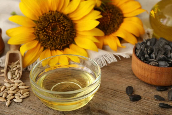 Sonnenblumenöl Und Samen Auf Holztisch Nahaufnahme — Stockfoto