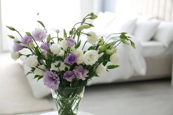 Vacker Bukett Med Eustoma Blommor Sovrummet — Stockfoto