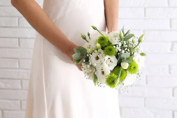 Noiva Segurando Lindo Buquê Com Flores Eustoma Perto Parede Tijolo — Fotografia de Stock