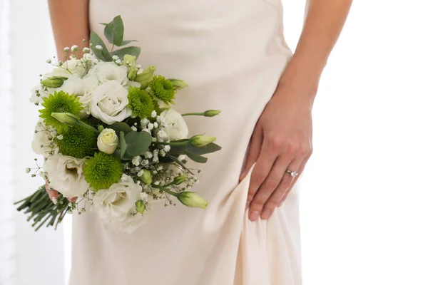 Menyasszony Kezében Gyönyörű Csokor Eustoma Virágok Beltéri Közelkép — Stock Fotó