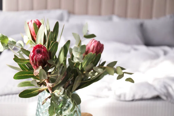 Vas Dengan Karangan Bunga Protea Indah Kamar Tidur Closeup — Stok Foto