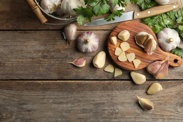 Flat Lay Composition Fresh Sliced Whole Garlic Wooden Table Space — Stock Photo, Image