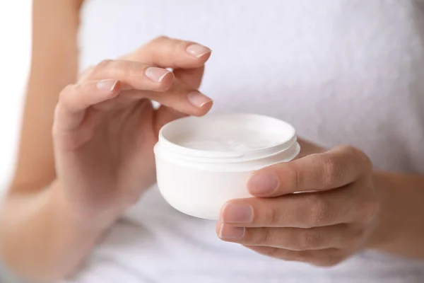 Mujer Con Frasco Crema Hidratante Primer Plano — Foto de Stock